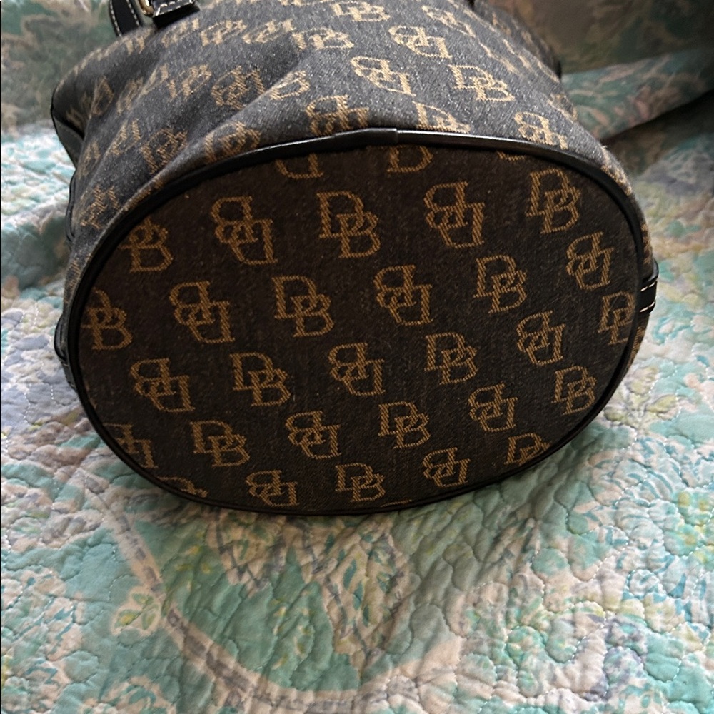Dooney & Bourke Vintage signature Monogram canvas bucket shoulder bag - Picture 3 of 8